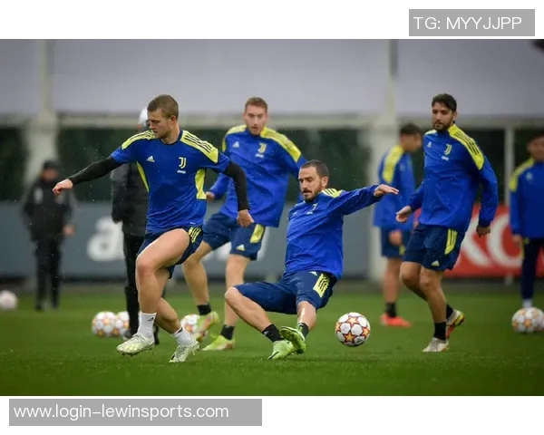 重庆足球队比赛经验与欧冠足球的深度对比分析