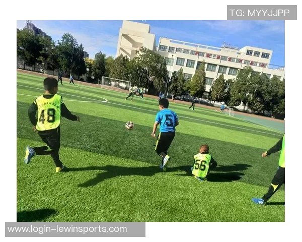 体育实时数据南京足球队逆袭之旅的奋斗与荣耀记录展现团结拼搏的精神与梦想 体育实时数据南京足球队逆袭之旅的奋斗与荣耀记录展现团结拼搏的精神与梦想